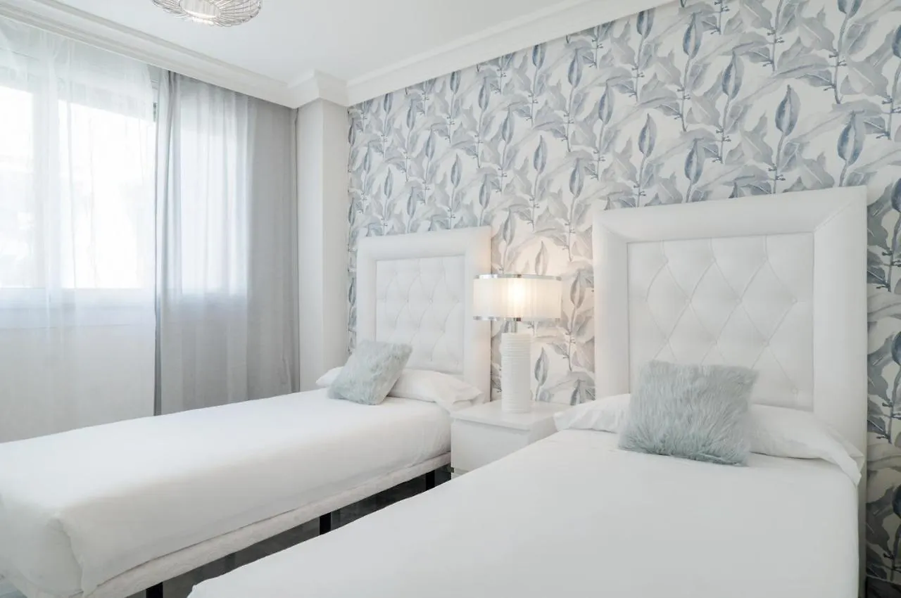 Coral Esmeralda Beach Apartment 2 Bedrooms Marbella 0*,  España